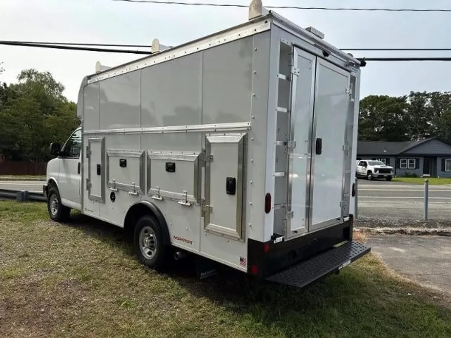 2025 Chevrolet Express Cutaway 3500 Base photo 1