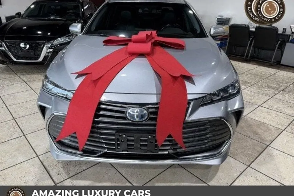 2019 Toyota Avalon Hybrid XLE photo 1