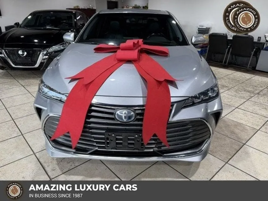 2019 Toyota Avalon Hybrid XLE photo 1