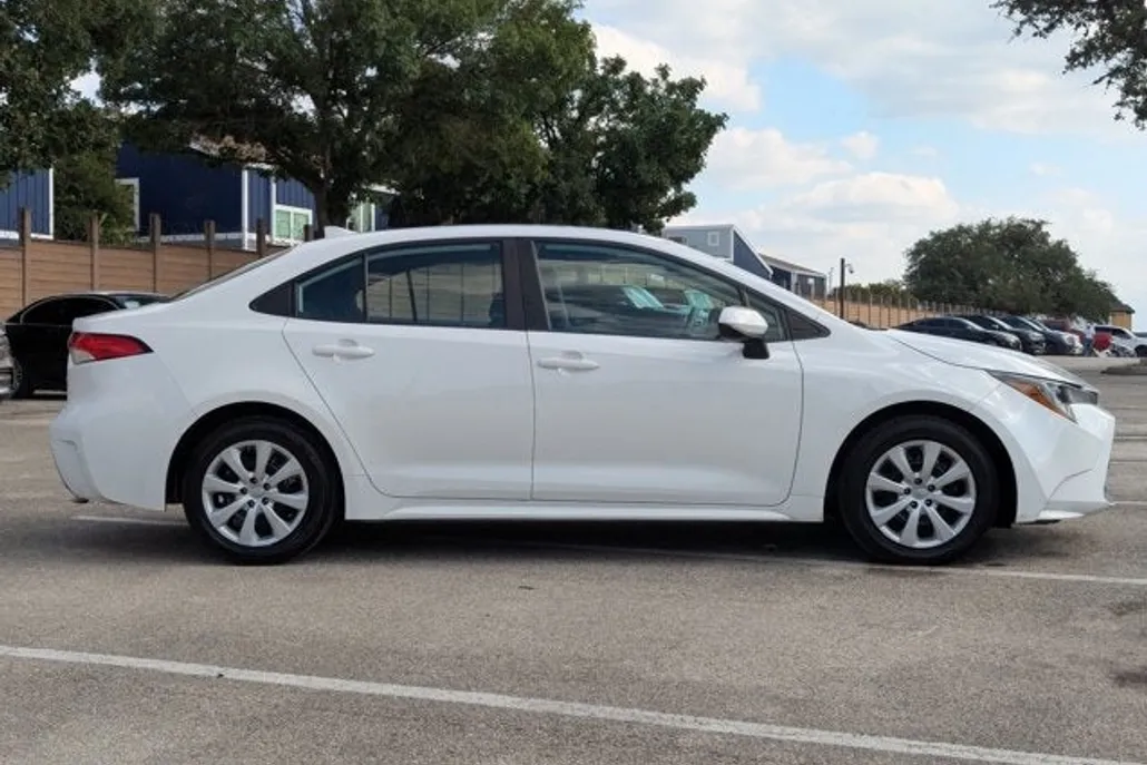 2022 Toyota Corolla LE photo 1