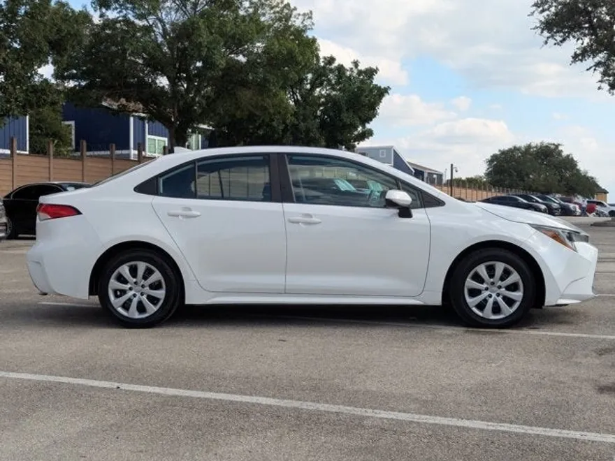 2022 Toyota Corolla LE photo 1