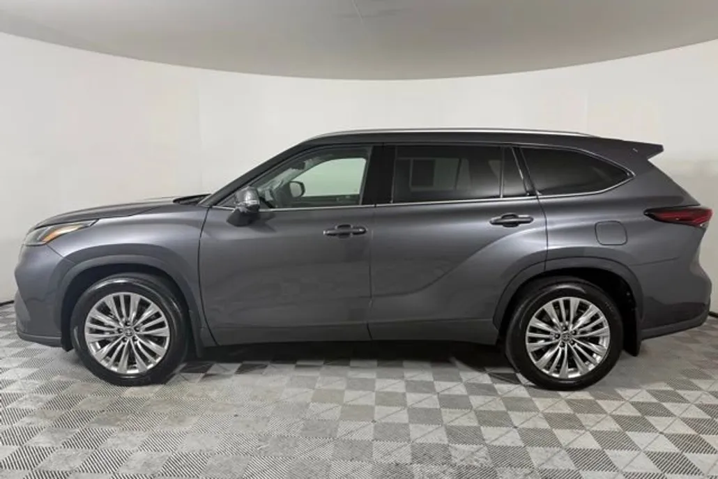 2025 Toyota Highlander Platinum photo 1