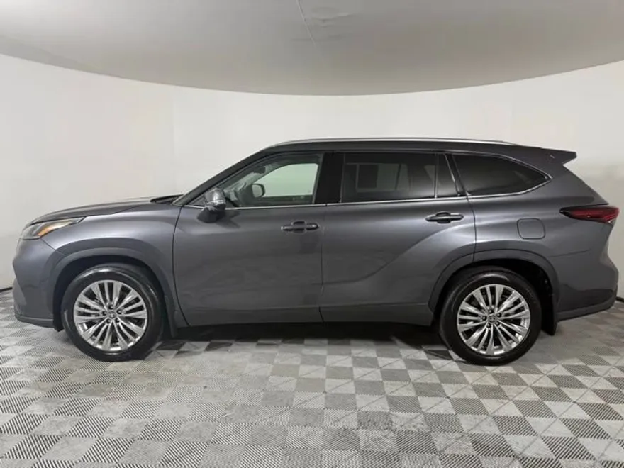 2025 Toyota Highlander Platinum photo 1