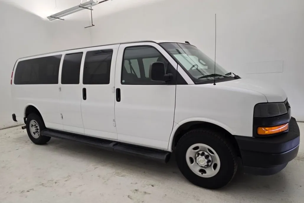 2022 Chevrolet Express 3500 LS photo 1