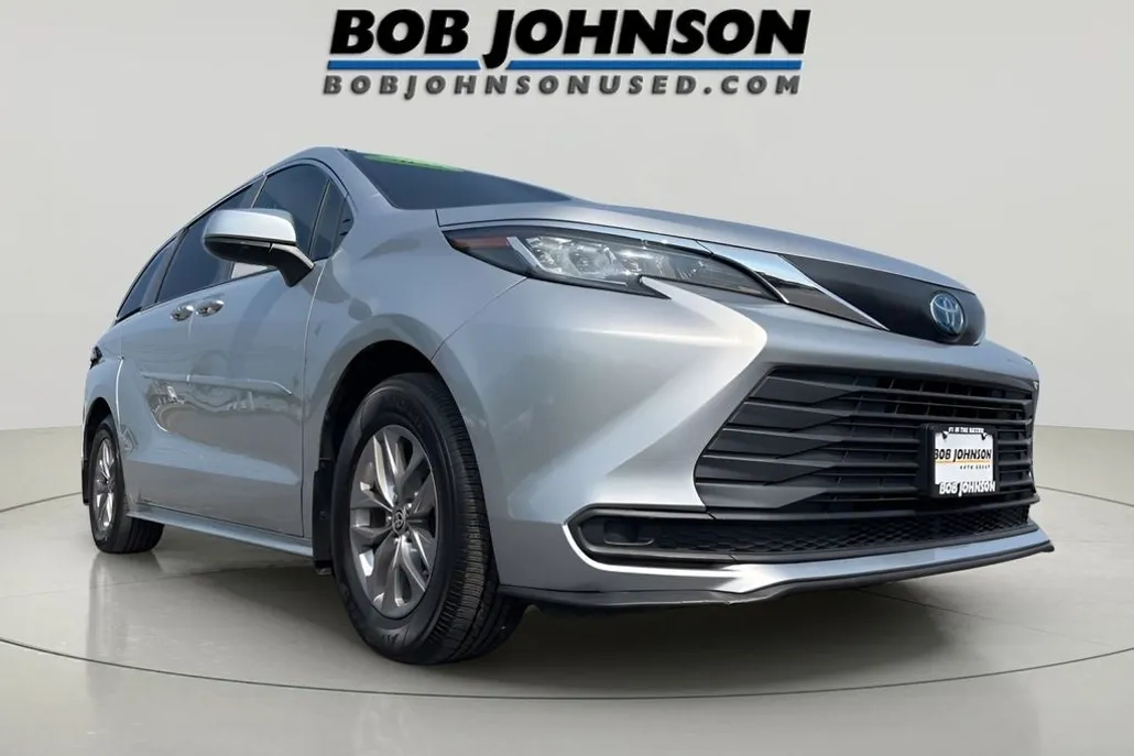 2022 Toyota Sienna LE photo 1