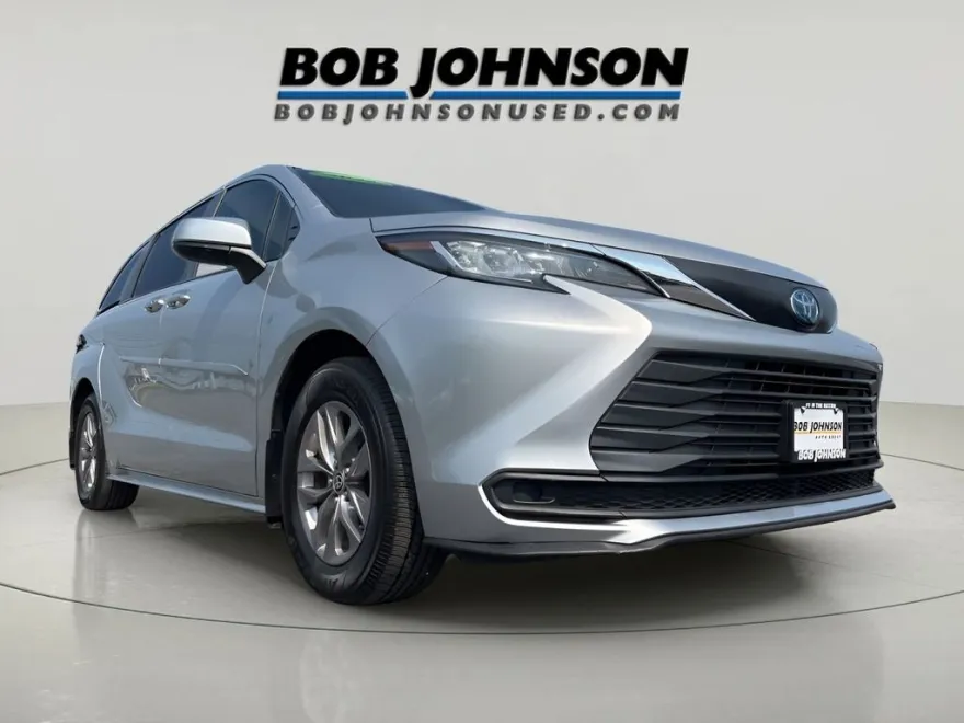 2022 Toyota Sienna LE photo 1