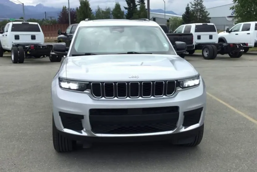 2022 Jeep Grand Cherokee Laredo photo 1