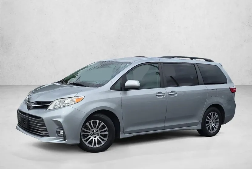 2019 Toyota Sienna XLE photo 1