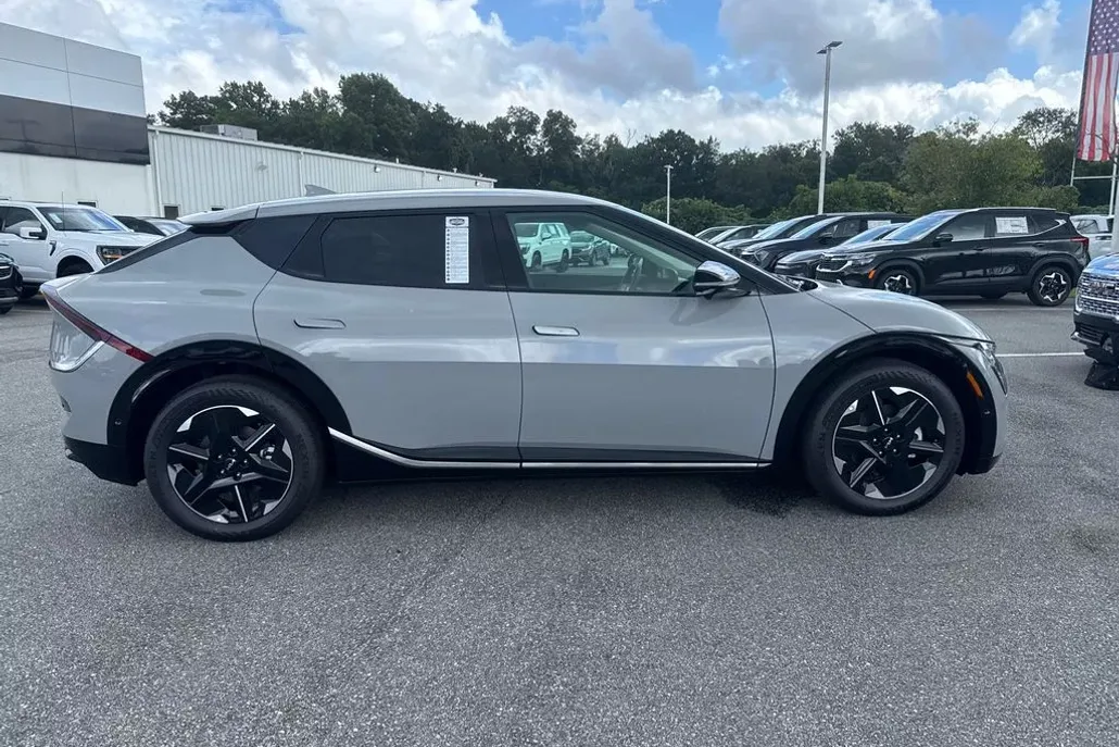 2025 Kia EV6 Wind photo 1