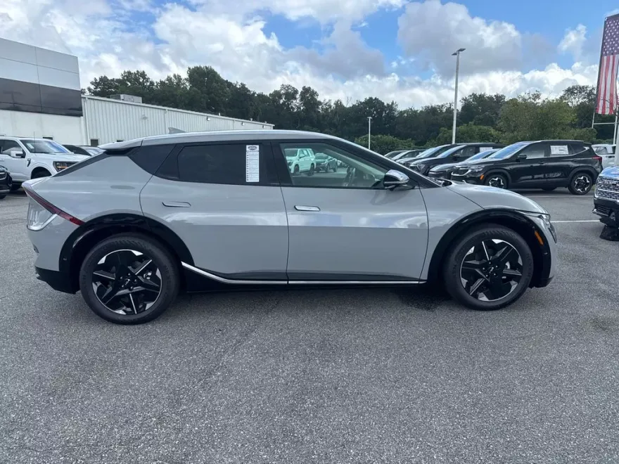2025 Kia EV6 Wind photo 1