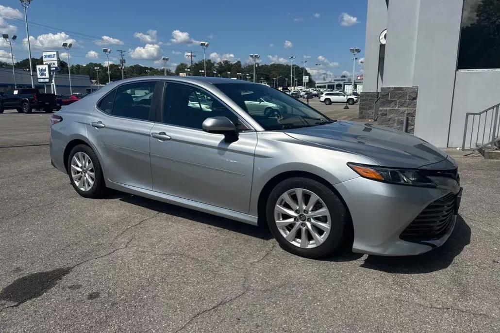 2018 Toyota Camry LE photo 1
