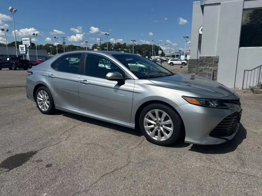 2018 Toyota Camry LE photo 1