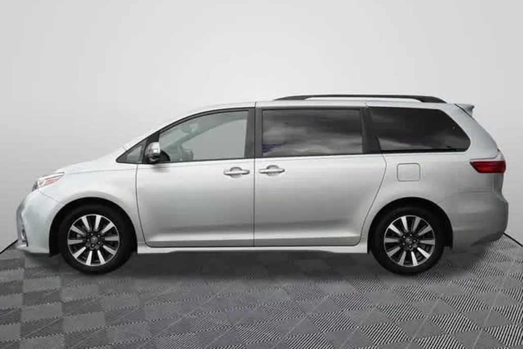2020 Toyota Sienna Limited Premium photo 1