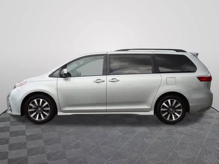 2020 Toyota Sienna Limited Premium photo 1