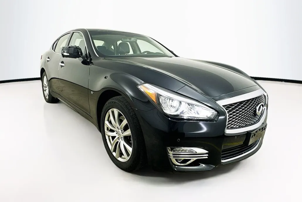 2017 Infiniti Q70 photo 1
