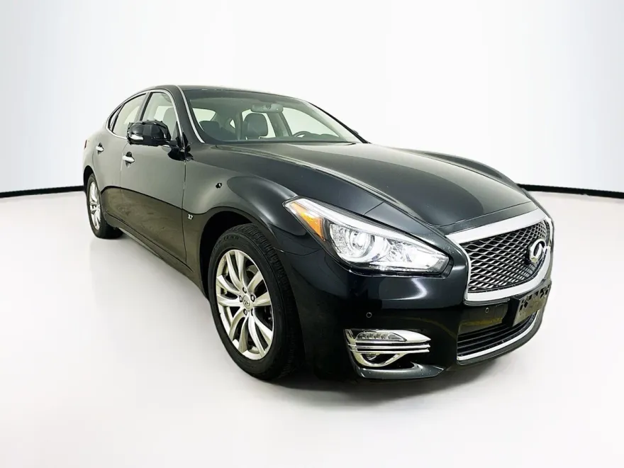 2017 Infiniti Q70 photo 1