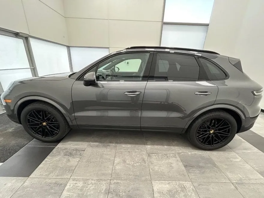 2024 Porsche Cayenne Base photo 2