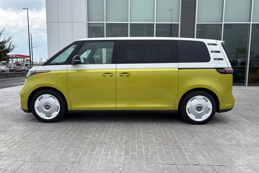 2025 Volkswagen ID. Buzz photo 1