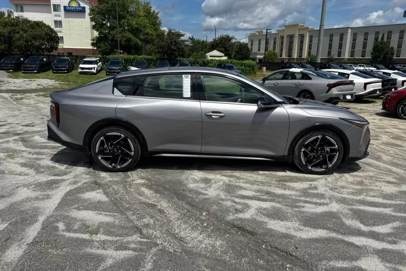 2025 Kia K4 GT-Line photo 1