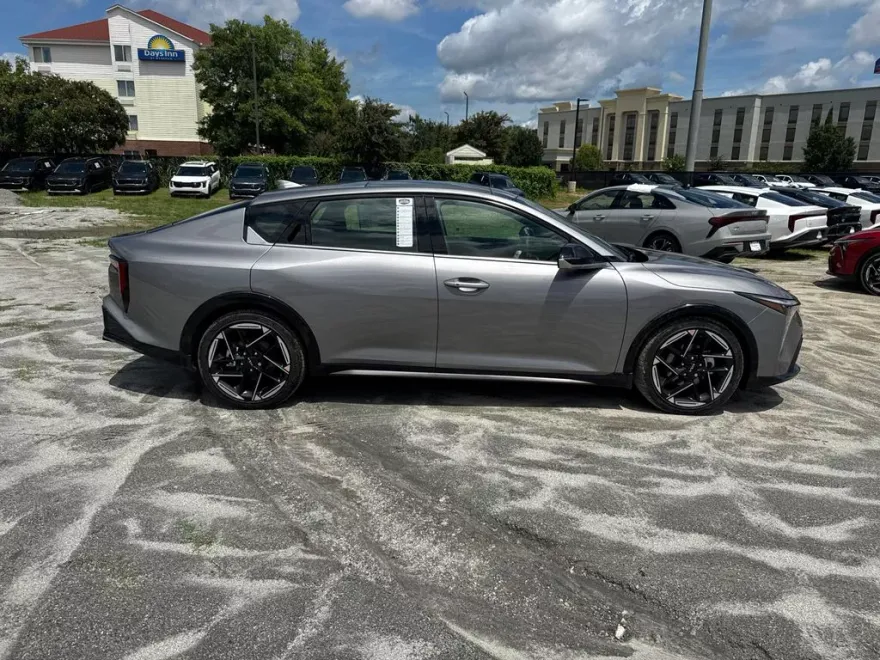 2025 Kia K4 GT-Line photo 1