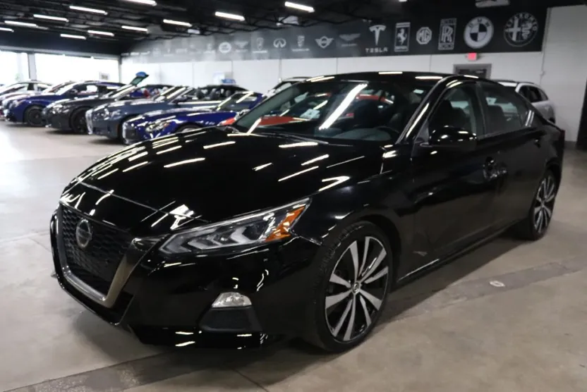 2019 Nissan Altima SR photo 1