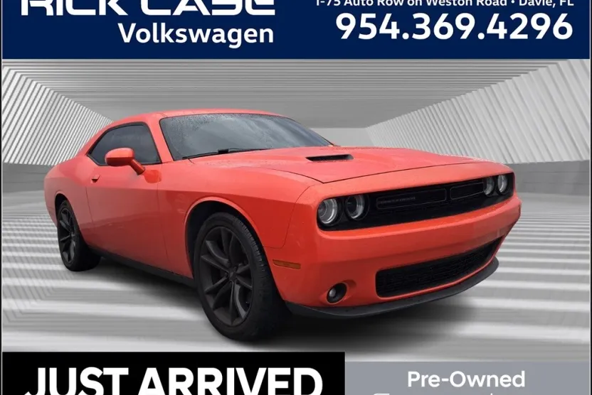 2018 Dodge Challenger SXT photo 1