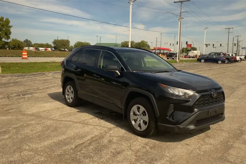 2019 Toyota RAV4 LE photo 1