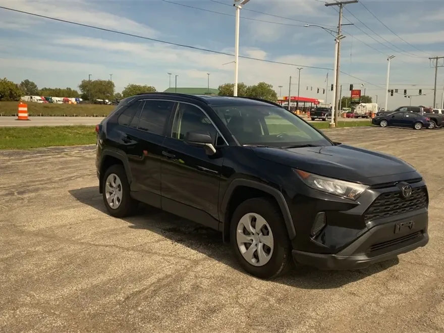 2019 Toyota RAV4 LE photo 1