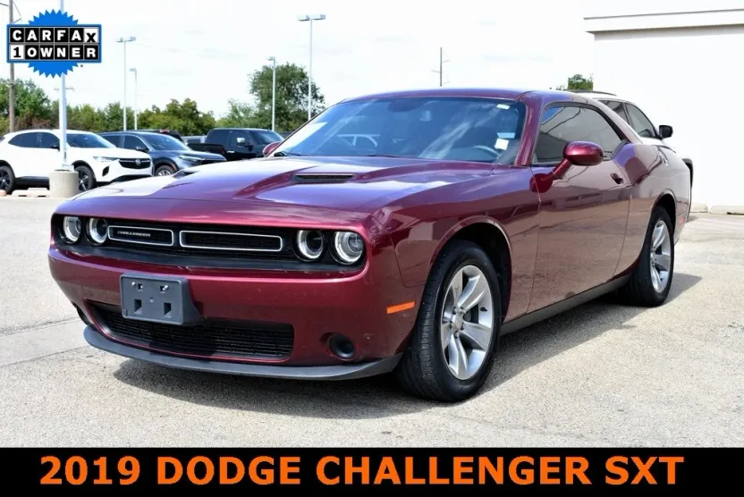 2019 Dodge Challenger SXT photo 1