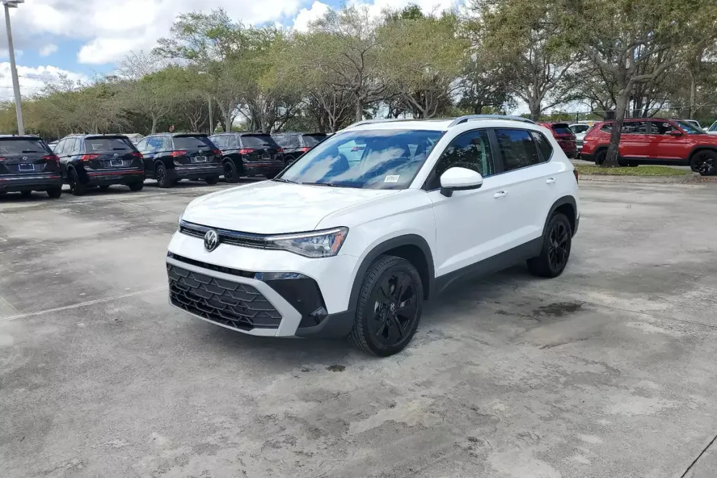 2025 Volkswagen Taos SE photo 1