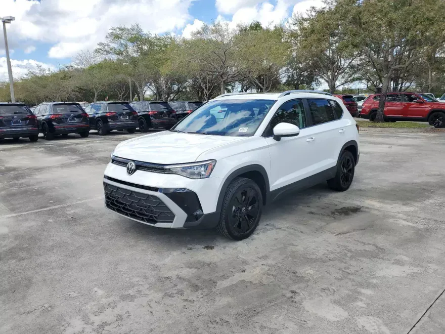 2025 Volkswagen Taos SE photo 1