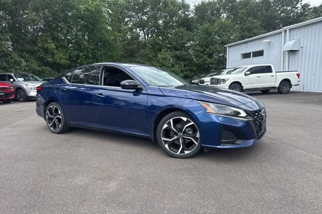 2024 Nissan Altima 2.5 SR photo 1