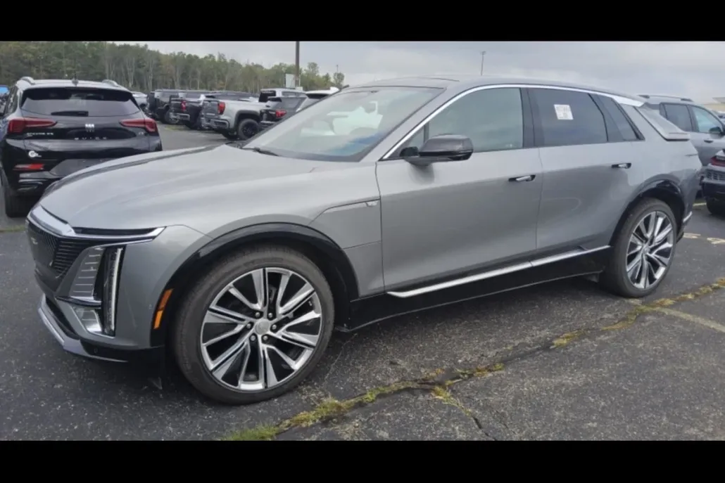 2024 Cadillac Lyriq Luxury photo 1