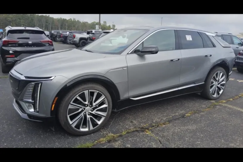 2024 Cadillac Lyriq Luxury photo 1