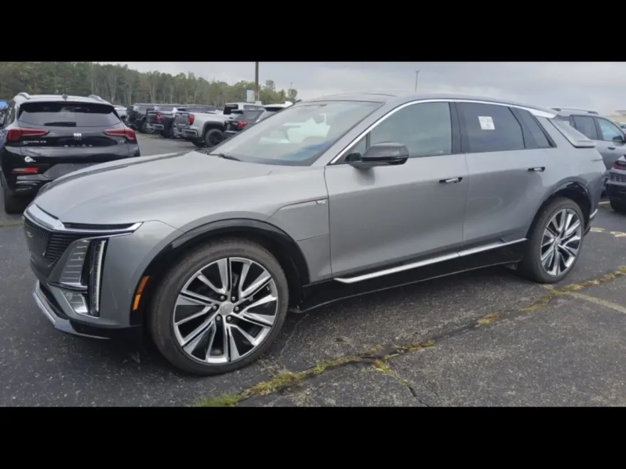2024 Cadillac Lyriq Luxury photo 1