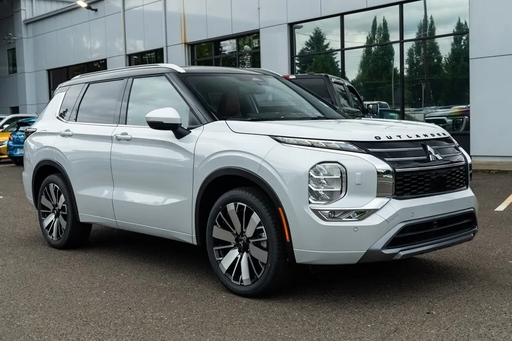 2025 Mitsubishi Outlander SEL photo 1