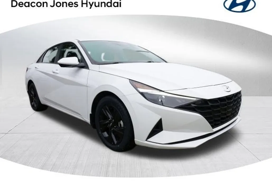 2023 Hyundai Elantra SEL photo 1