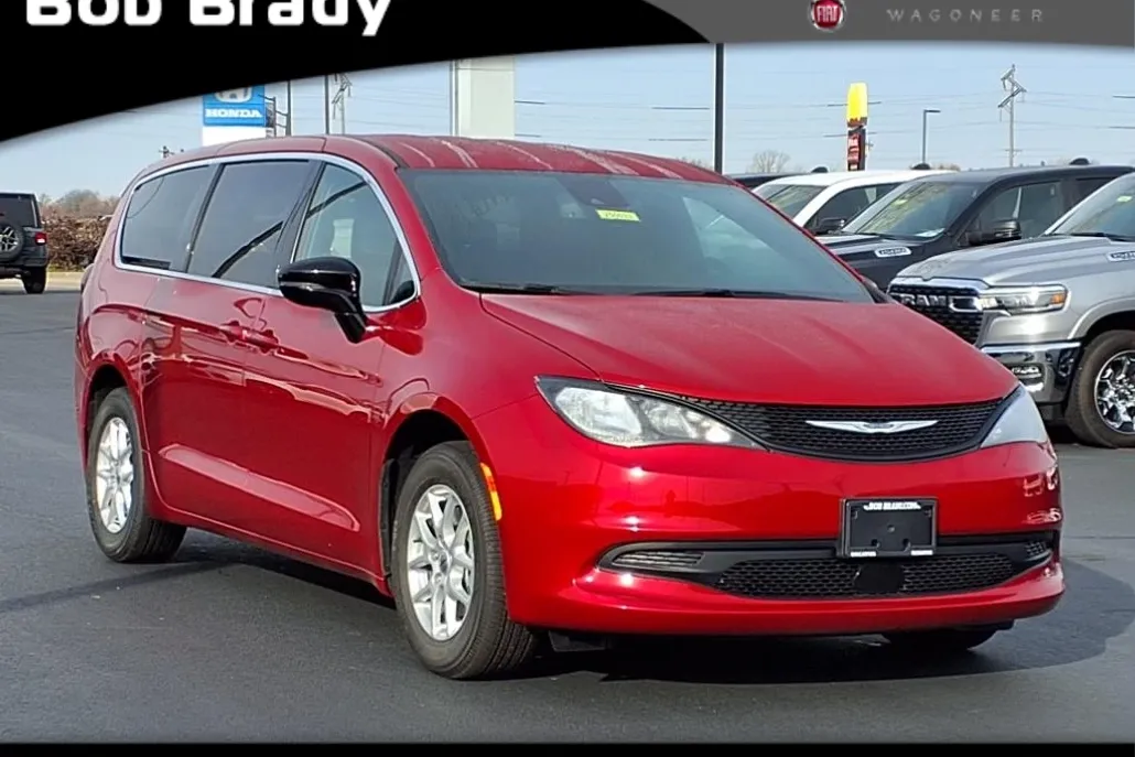 2025 Chrysler Voyager LX photo 1