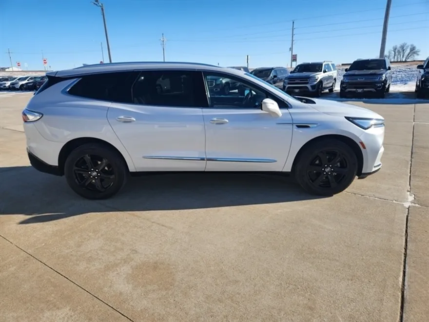 2023 Buick Enclave Essence photo 1
