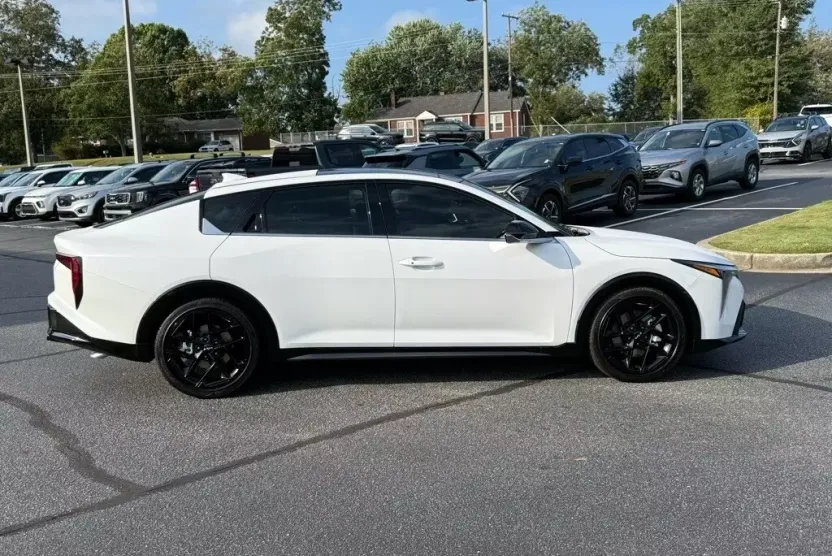 2025 Kia K4 GT-Line Turbo photo 1