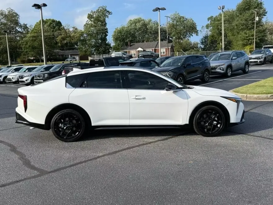 2025 Kia K4 GT-Line Turbo photo 1