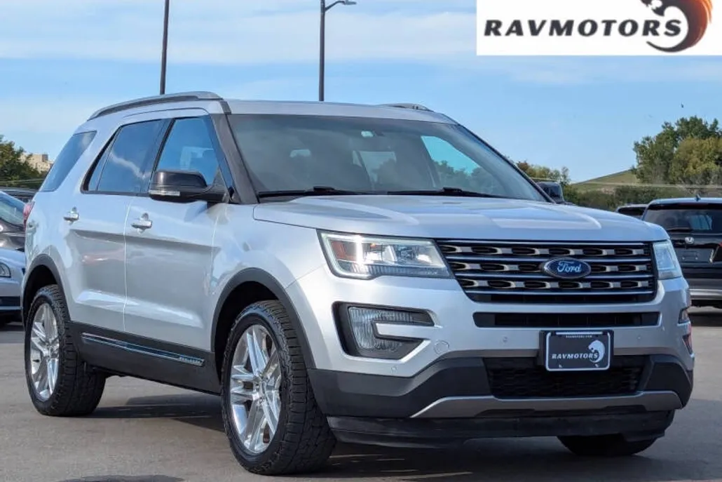 2016 Ford Explorer XLT photo 1