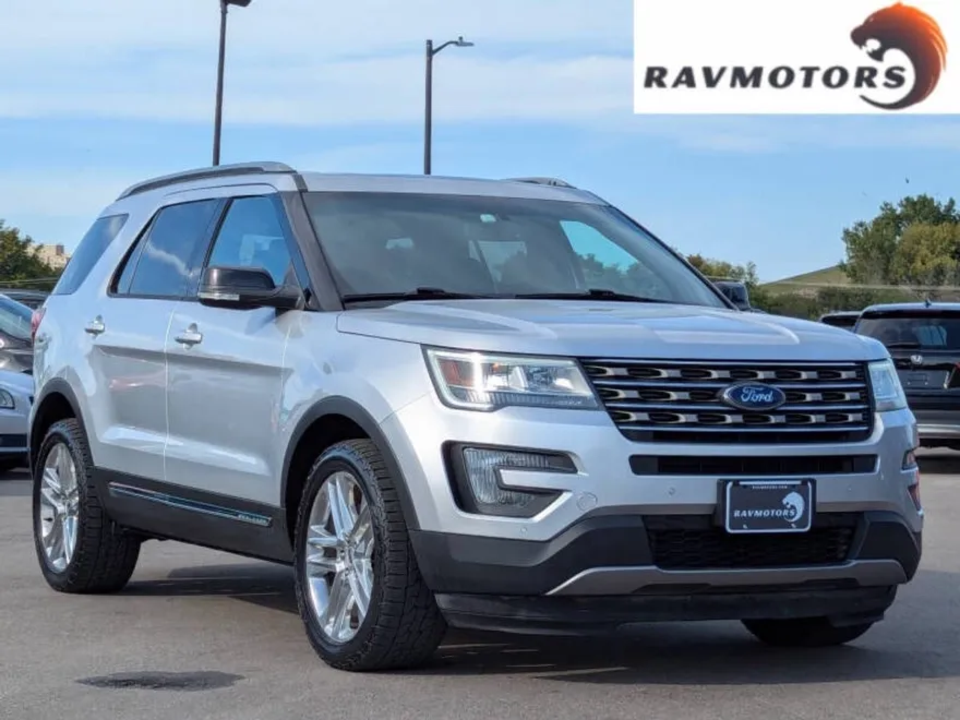 2016 Ford Explorer XLT photo 1