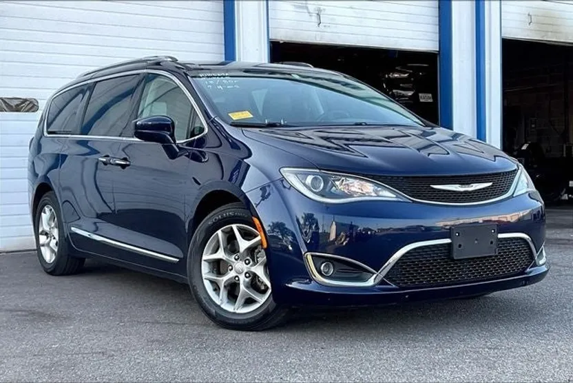 2018 Chrysler Pacifica Touring L photo 1