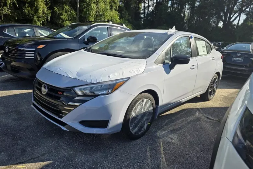 2025 Nissan Versa 1.6 SR photo 1