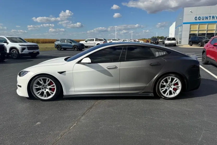 2021 Tesla Model S Plaid photo 1