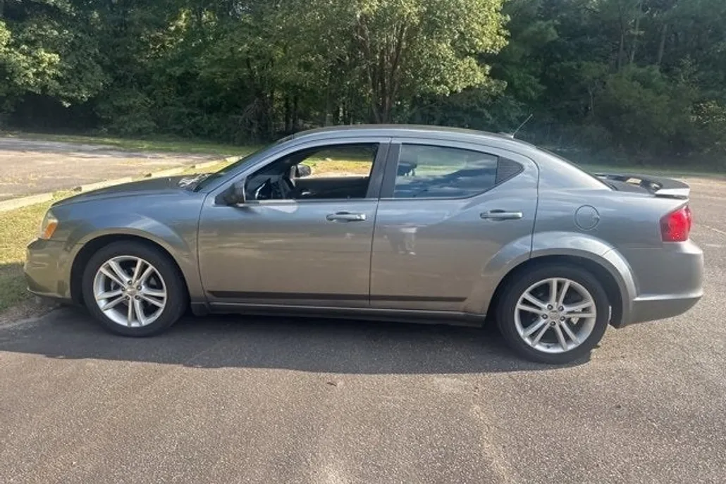 2013 Dodge Avenger SE photo 1