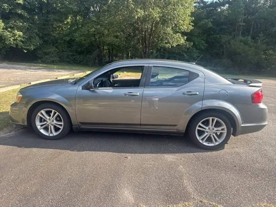 2013 Dodge Avenger SE photo 1