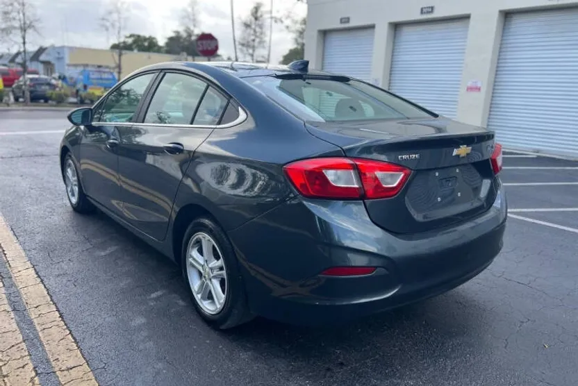 2018 Chevrolet Cruze LT photo 1