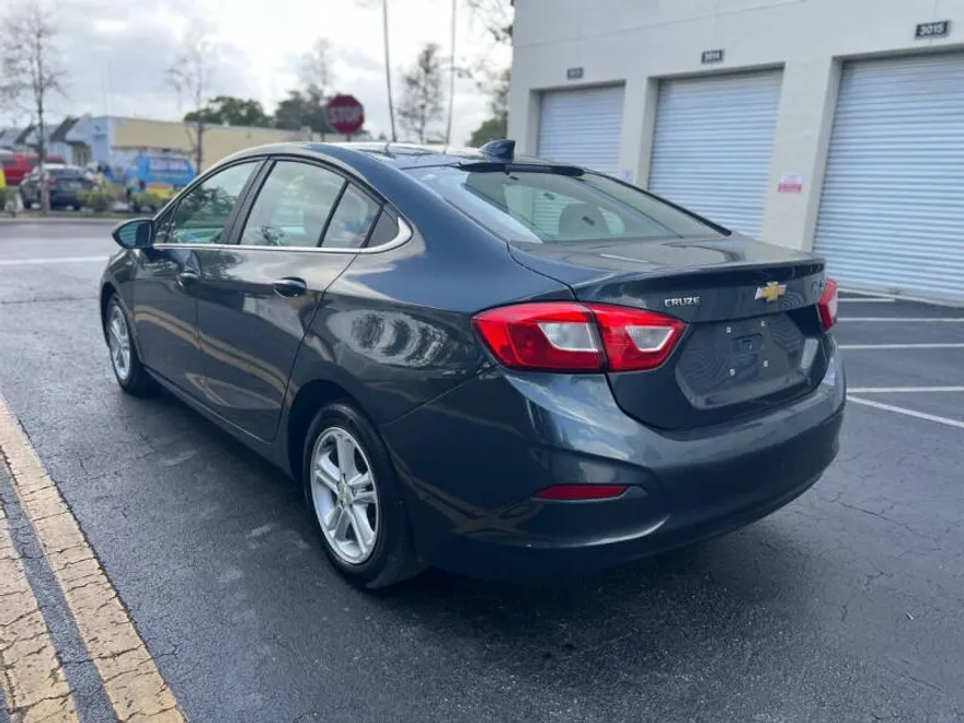 2018 Chevrolet Cruze LT photo 1